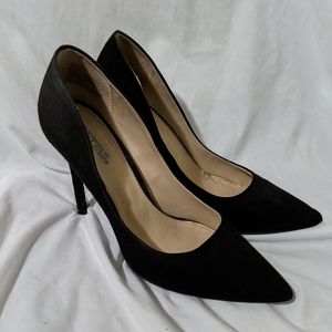 Stilletto pointed toe pumps